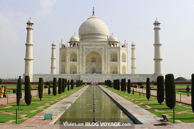 Le Tāj Mahal qui signifie « le palais de la couronne » en persan, est situé à Āgrā, au bord de la rivière Yamunâ, dans l'État de l'Uttar Pradesh, en Inde. 