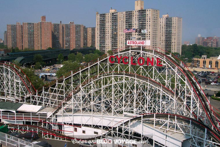 S'amuser sur les montagnes russes de bois d'Astroland