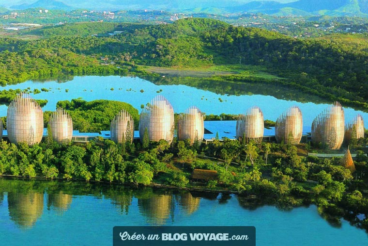 Le centre culturel Tjibaou est un établissement public destiné à promouvoir la culture kanake, situé entre les baies de Tina et de Magenta, sur une presqu'île en périphérie de Nouméa, en Nouvelle-Calédonie
