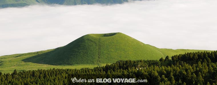 Le mont Aso est le plus vaste des volcans du Japon, mais aussi un des plus actifs. Sa caldeira compte parmi les plus grandes du monde.